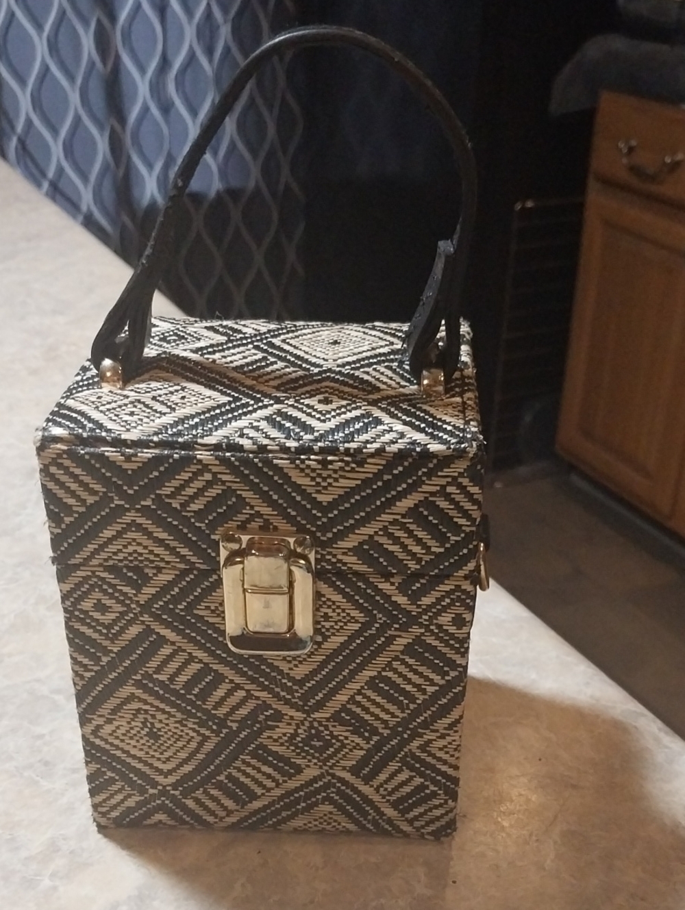 VTG Woven Geometric Box Handbag in Black & Cream